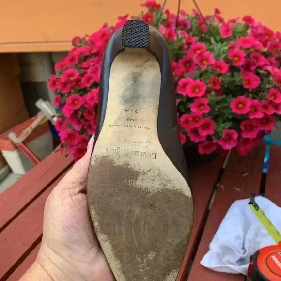 Etienne Aigner two tone, black leather pumps size 7 1/2 - Picture 7 of 7